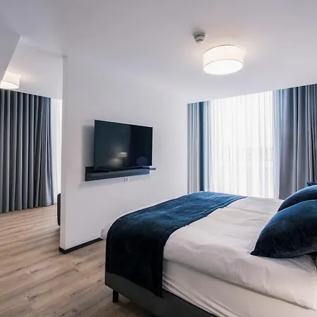 Yparc Hotel, Forum